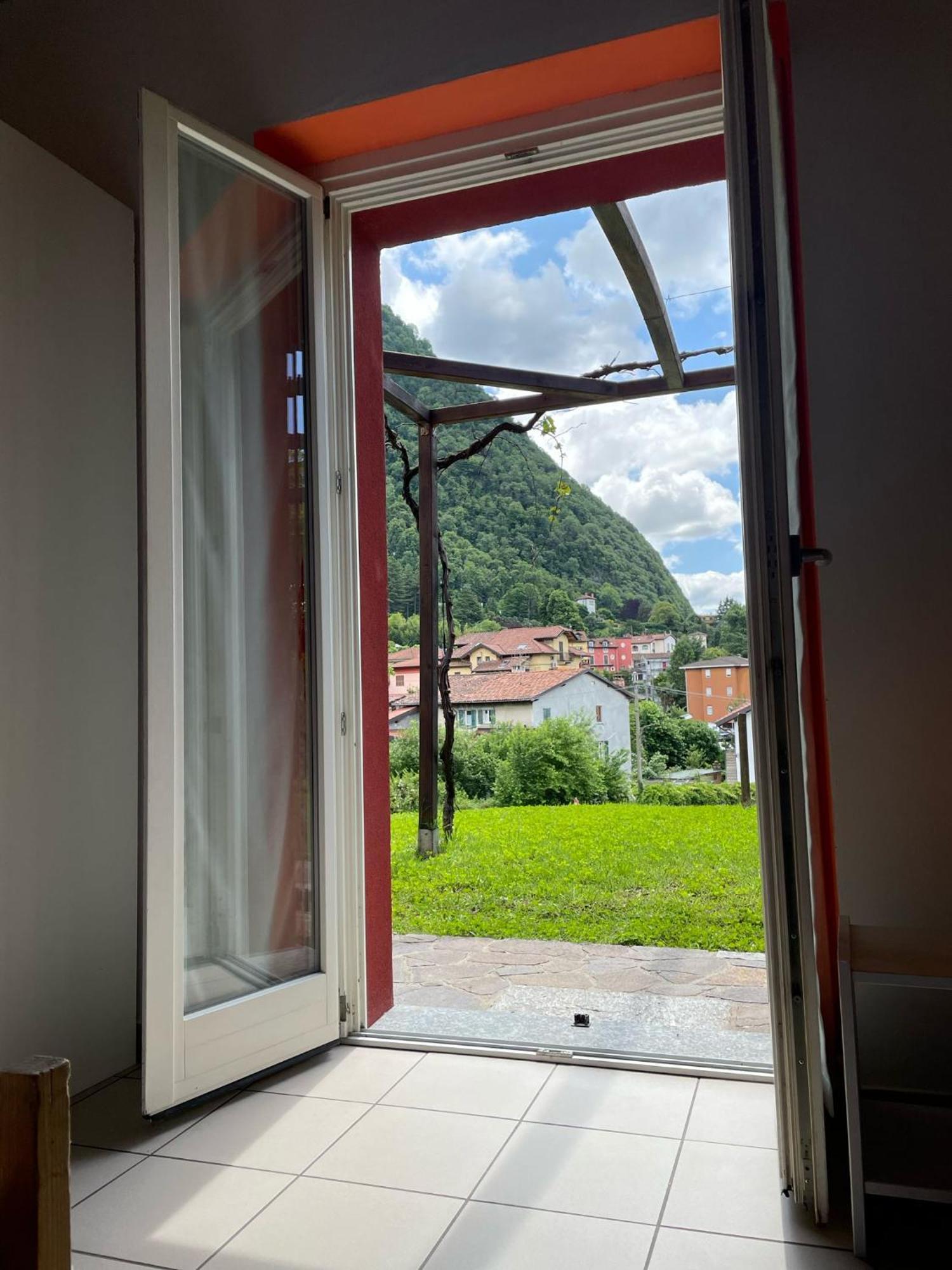 Ostello Casa Rossa Laveno-Mombello Dış mekan fotoğraf