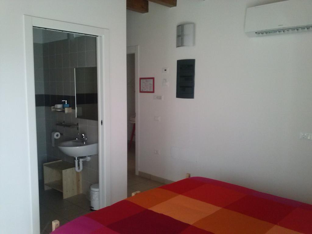 Ostello Casa Rossa Laveno-Mombello Oda fotoğraf