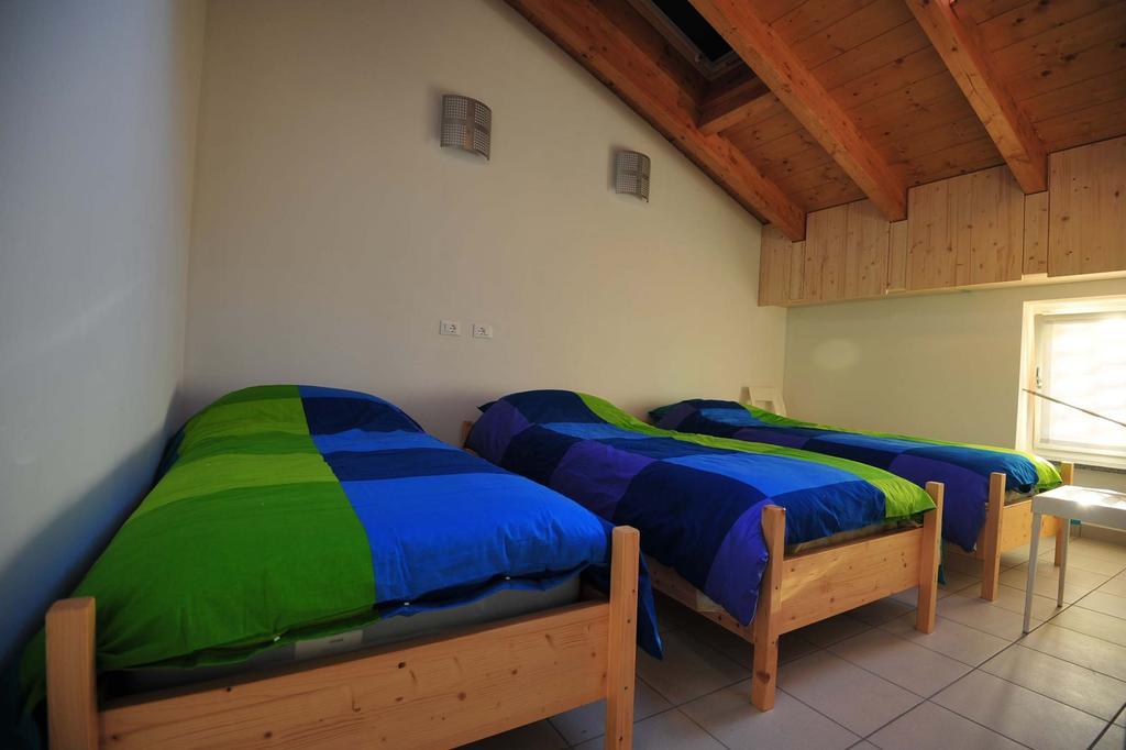 Ostello Casa Rossa Laveno-Mombello Oda fotoğraf