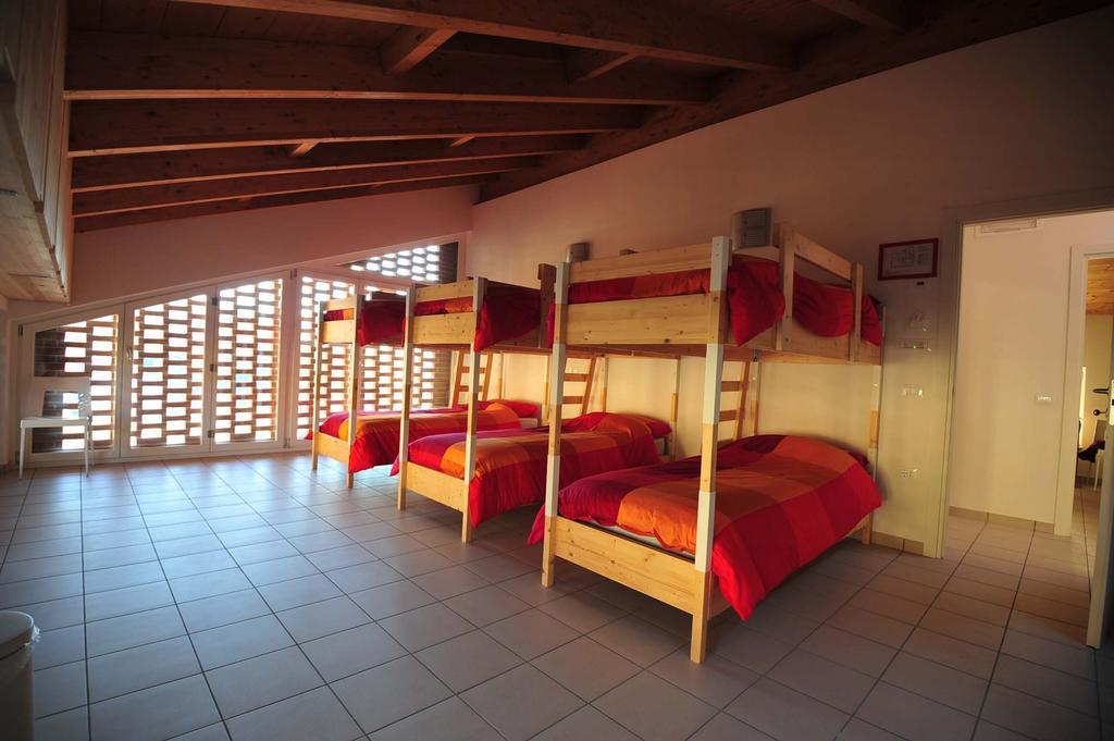 Ostello Casa Rossa Laveno-Mombello Oda fotoğraf