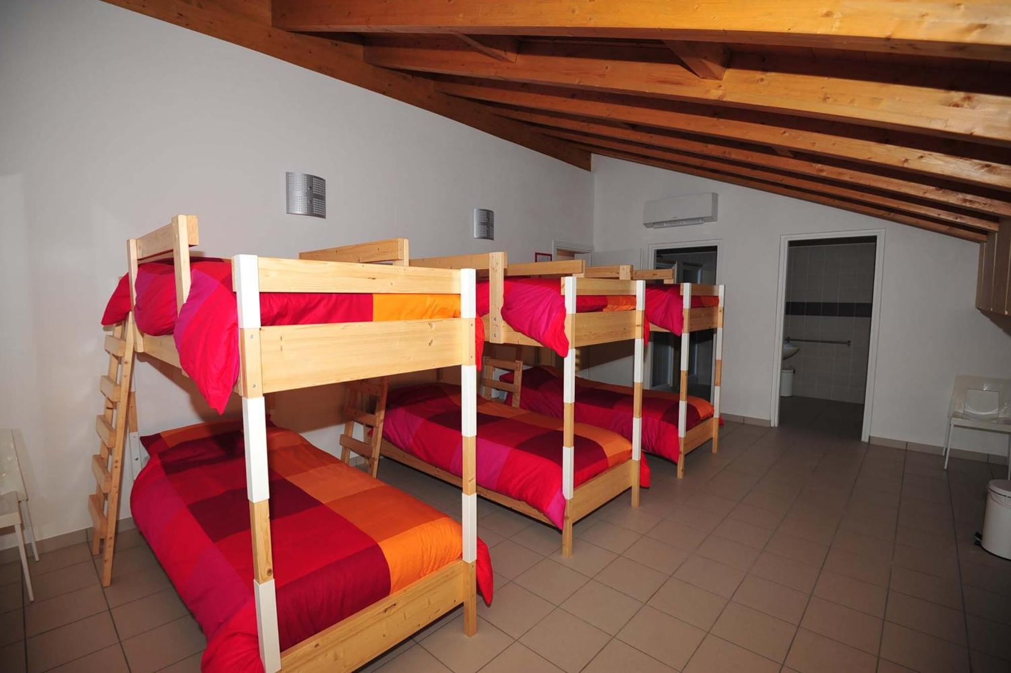 Ostello Casa Rossa Laveno-Mombello Dış mekan fotoğraf