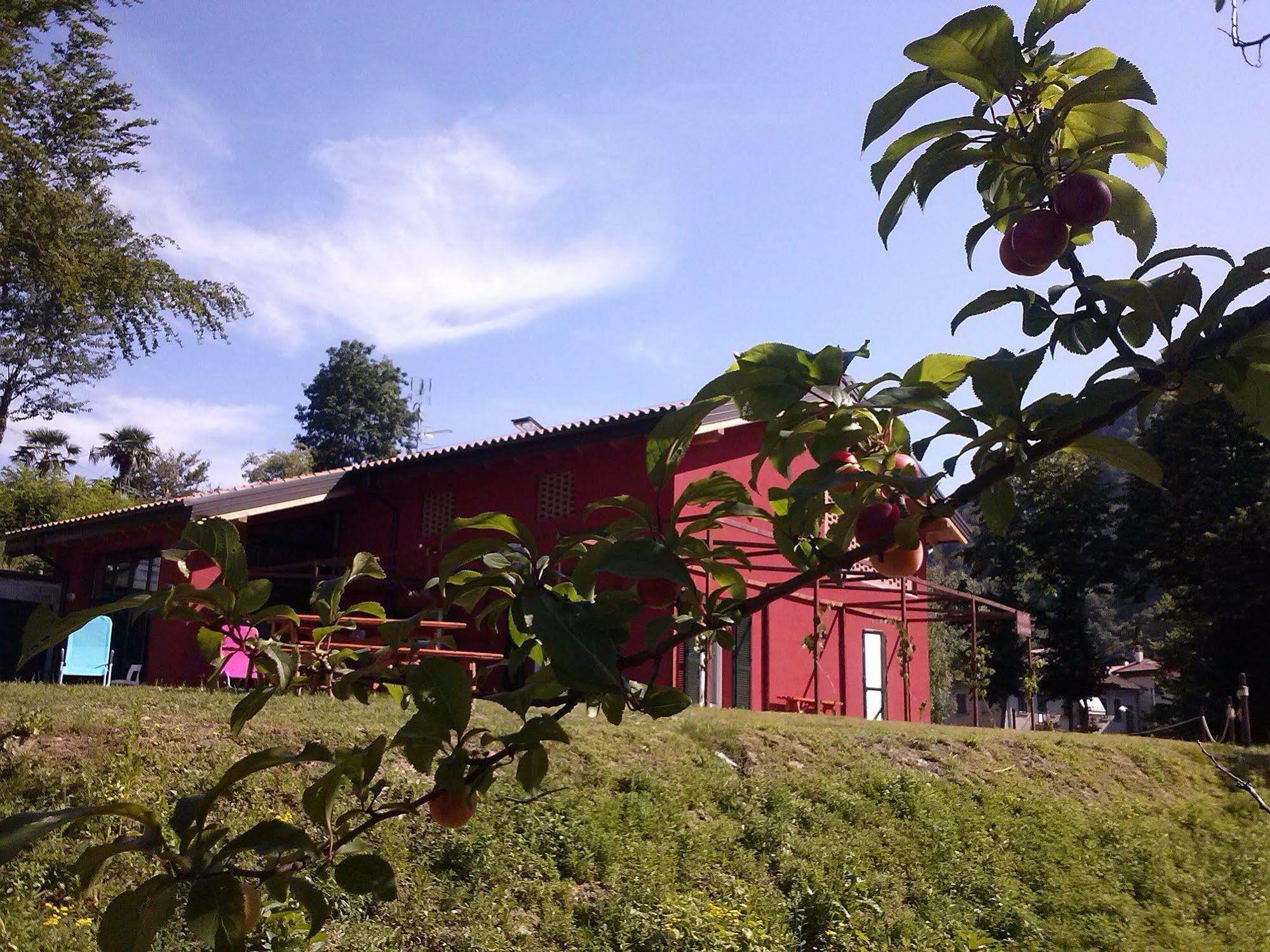 Ostello Casa Rossa Laveno-Mombello Dış mekan fotoğraf