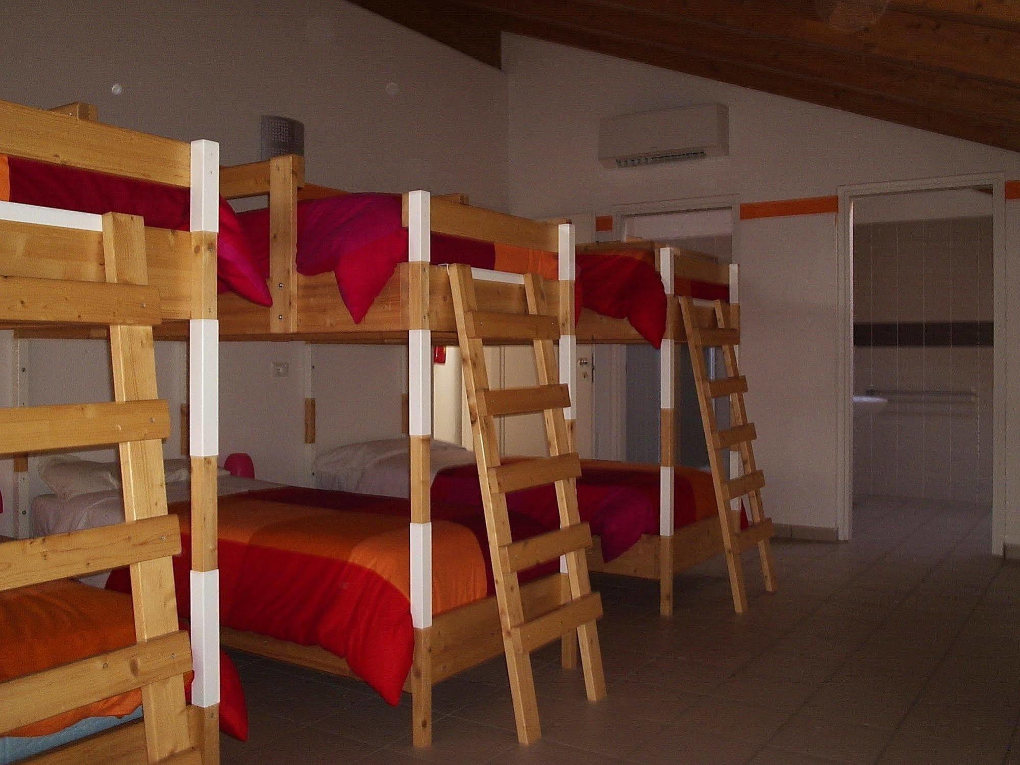 Ostello Casa Rossa Laveno-Mombello Dış mekan fotoğraf