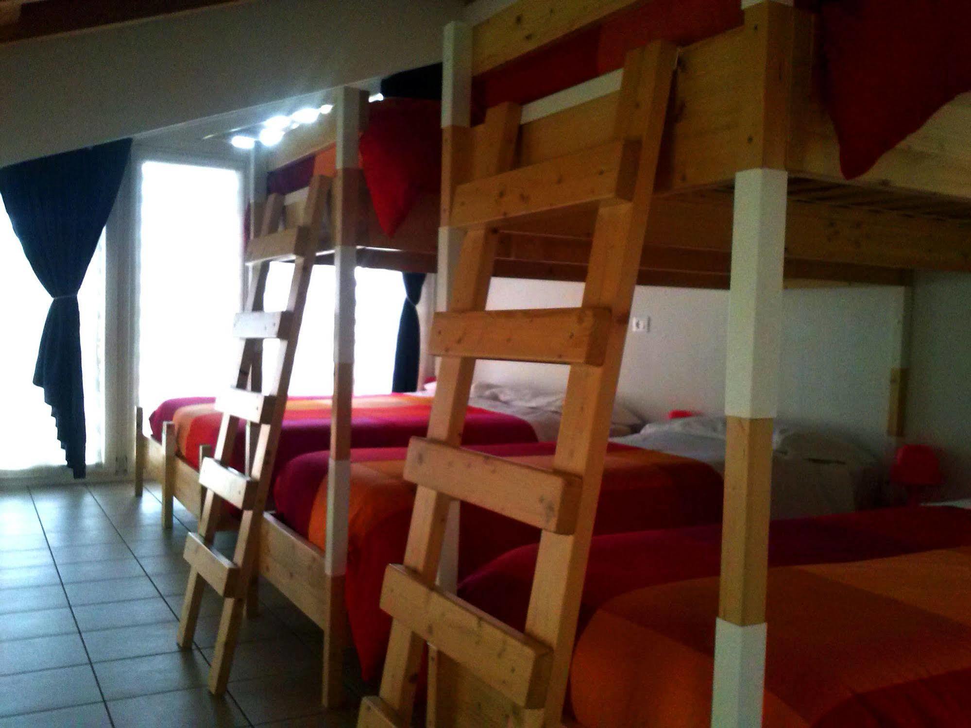 Ostello Casa Rossa Laveno-Mombello Dış mekan fotoğraf
